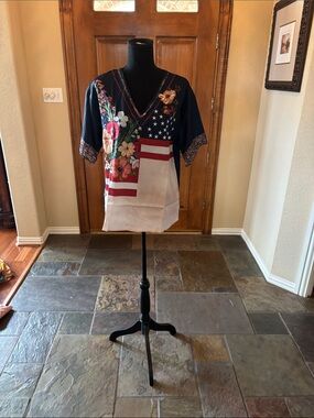 Source Unknown Navy Red White Floral Flag V-Neck Blouse